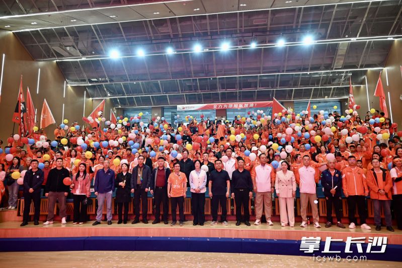 长沙企业热情迎接邵阳球迷。均为长沙晚报全媒体记者 罗杨 摄