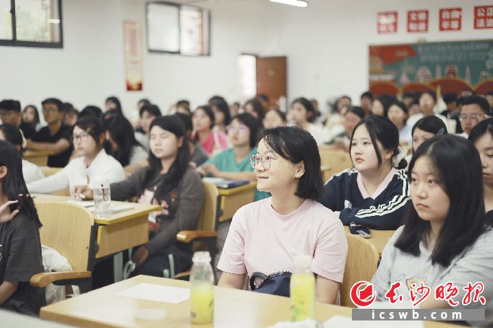 瑛灿（前排右二）和一群十七八岁的同学坐在教室，正式开启人生第二次本科学习。长沙晚报通讯员 袁淑柠 邓智文 摄影报道